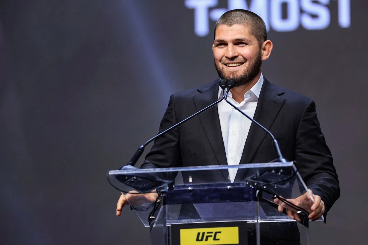 Khabib kicked off plane